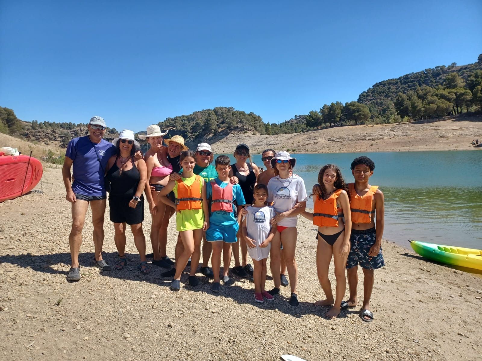 Grupo del club con chalecos y palas junto al embalse