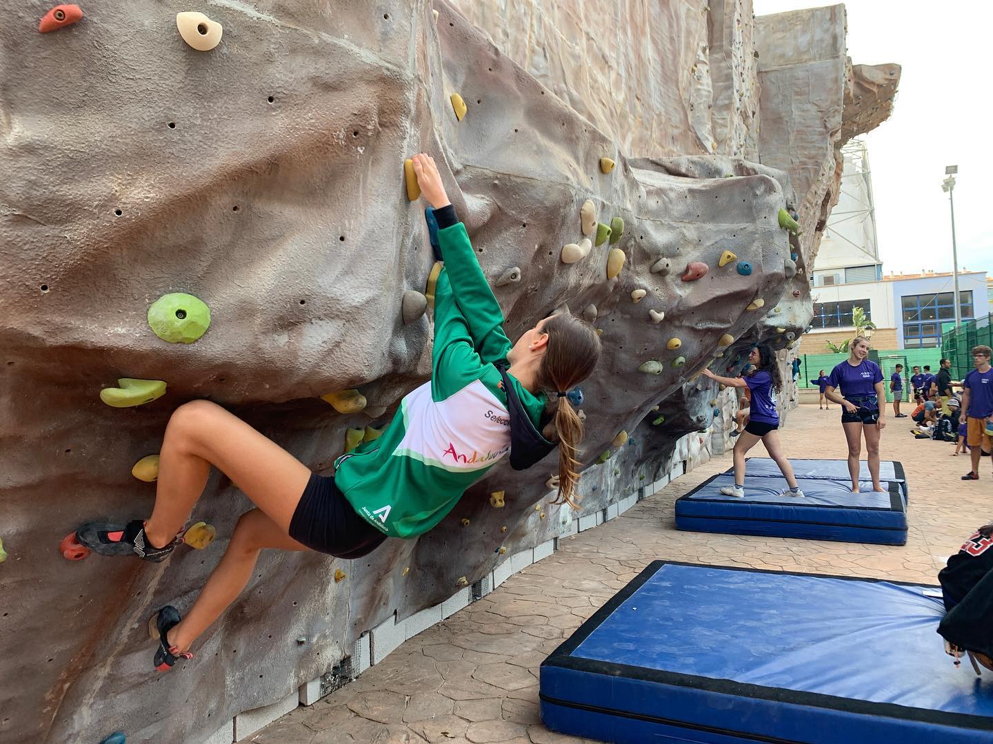Escaladora en el bloque durante la competición