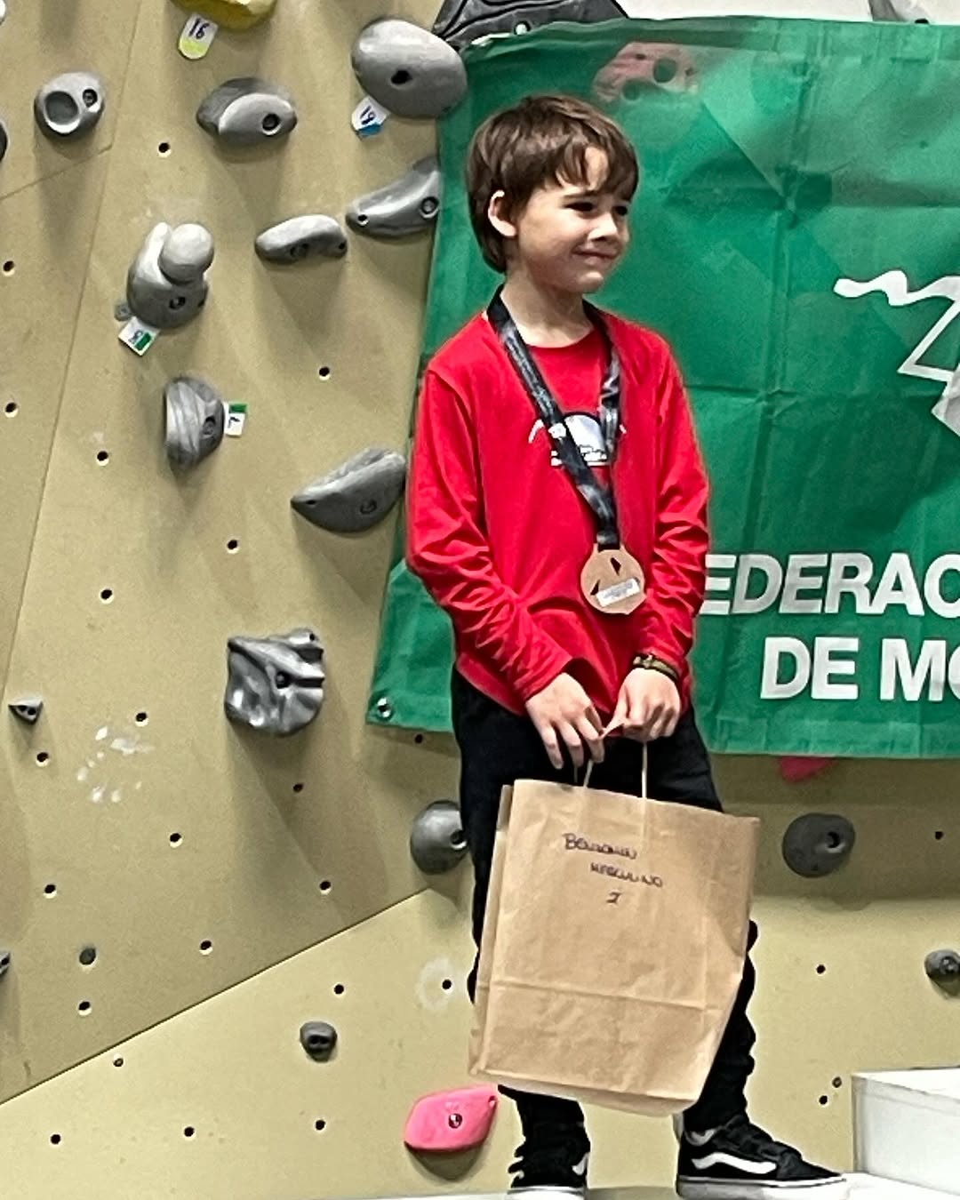 Escalador del club con su medalla de plata