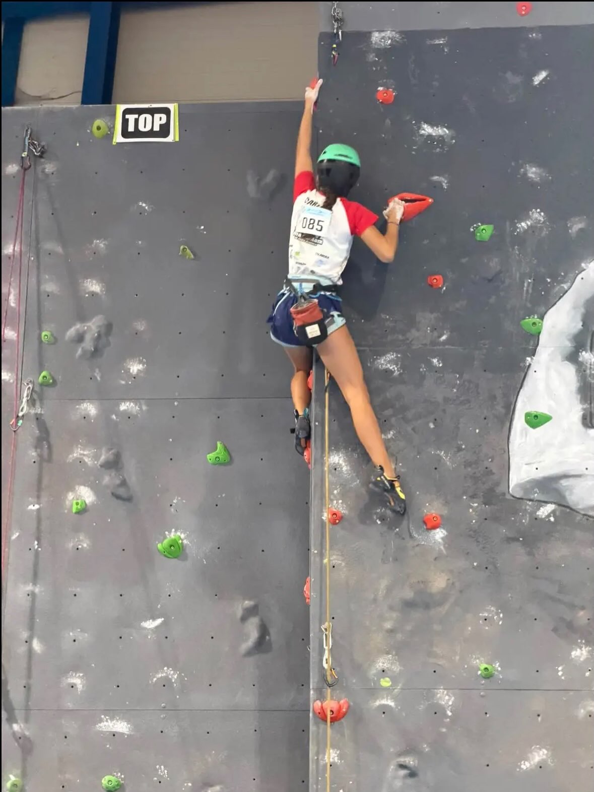 Escaladora del club llegando al final de la vía