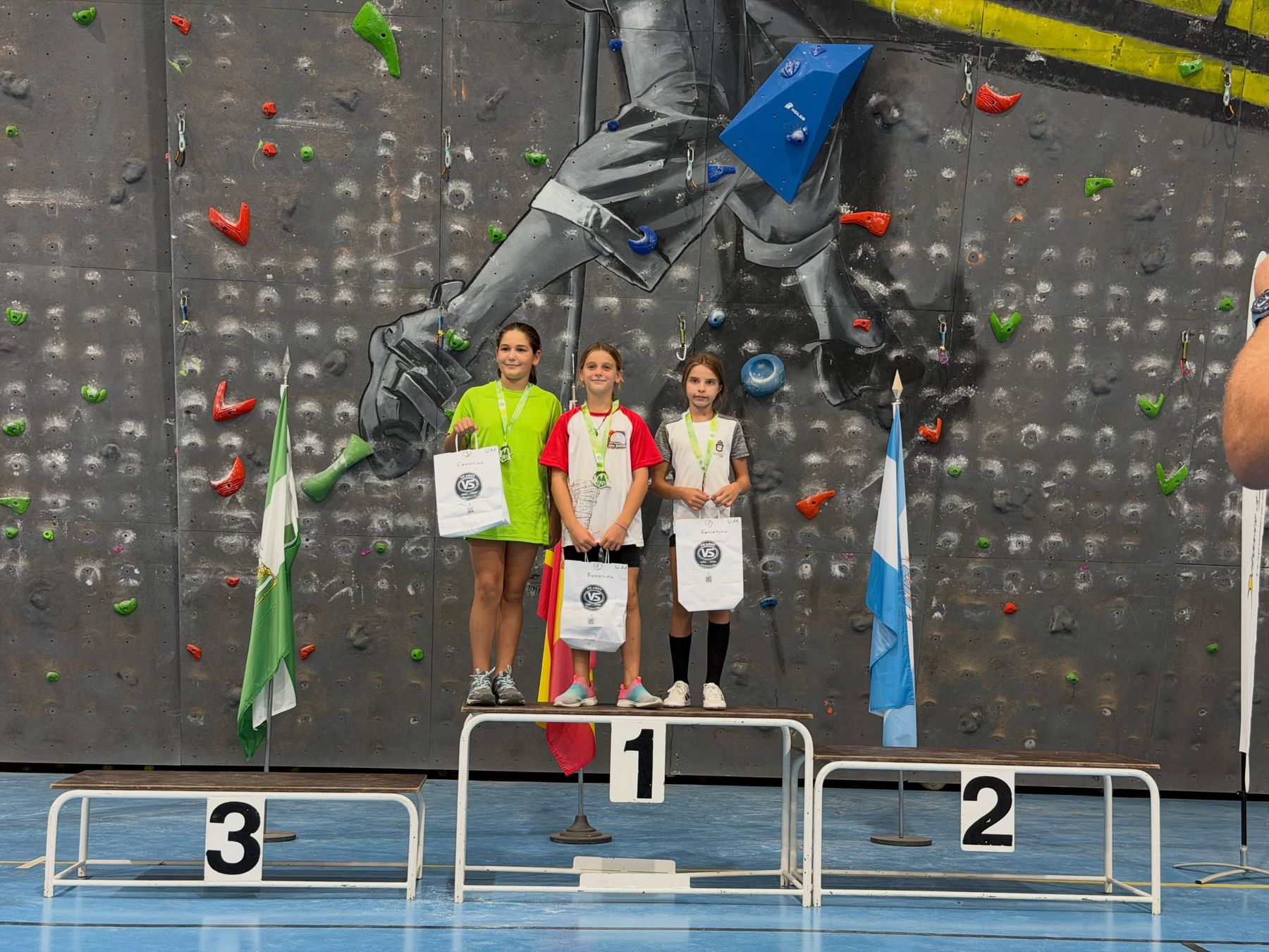 Podio sub-11 femenino en Manilva con una escaladora del club en lo más alto