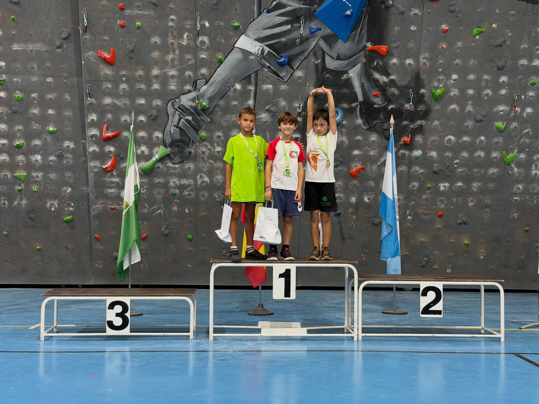 Podio sub-11 masculino en Manilva con un escalador del club en lo más alto