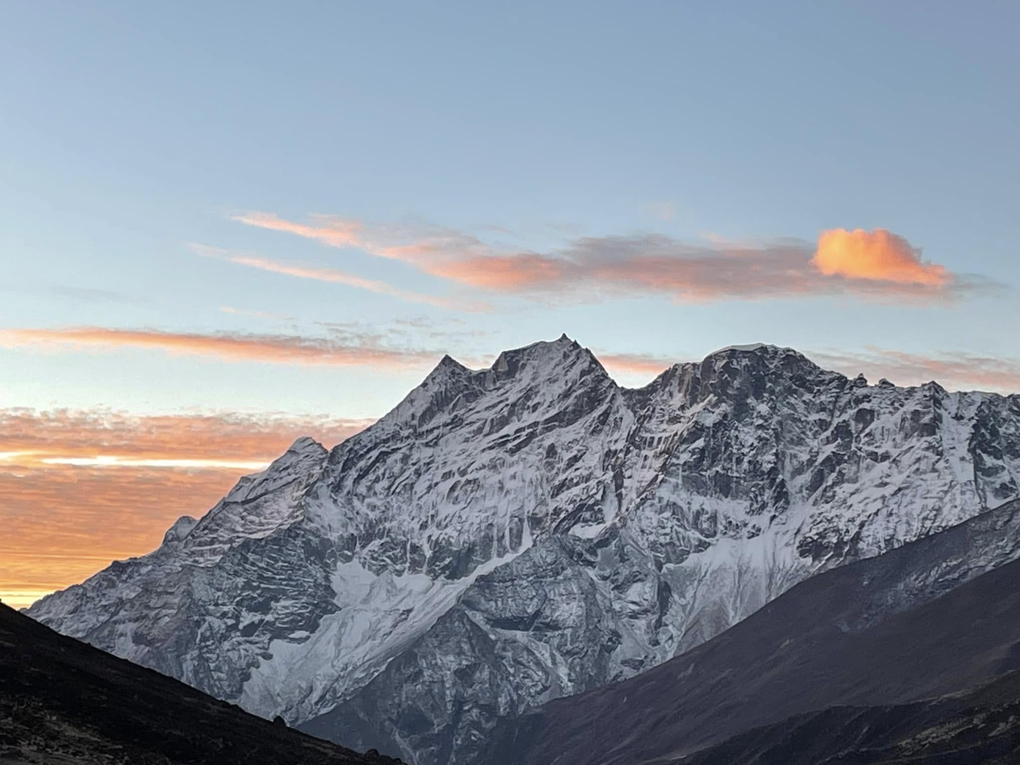 El Ama Dablam al atardecer, la montaña del Himalaya que da nombre al club