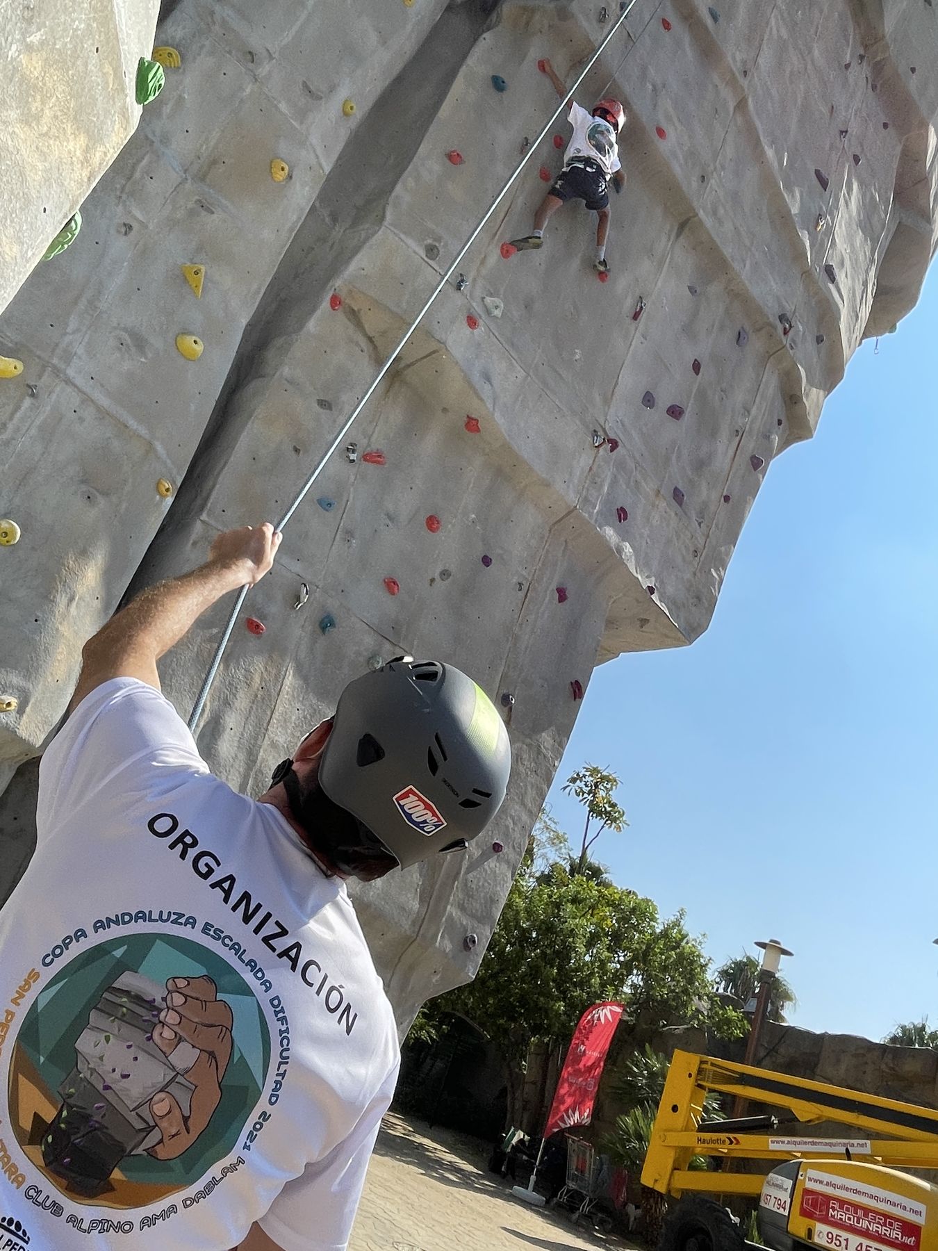 Escalador del club en el rocódromo de San Pedro Alcántara