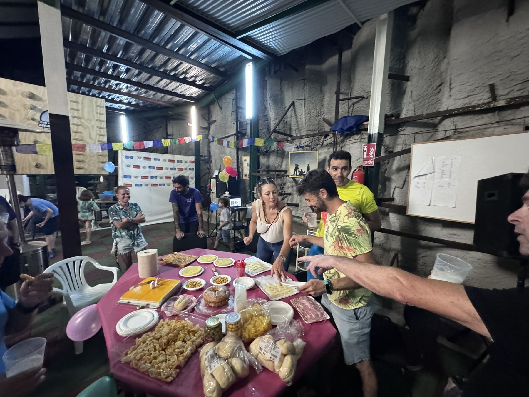 Socios del club alrededor de una mesa con comida en la sede