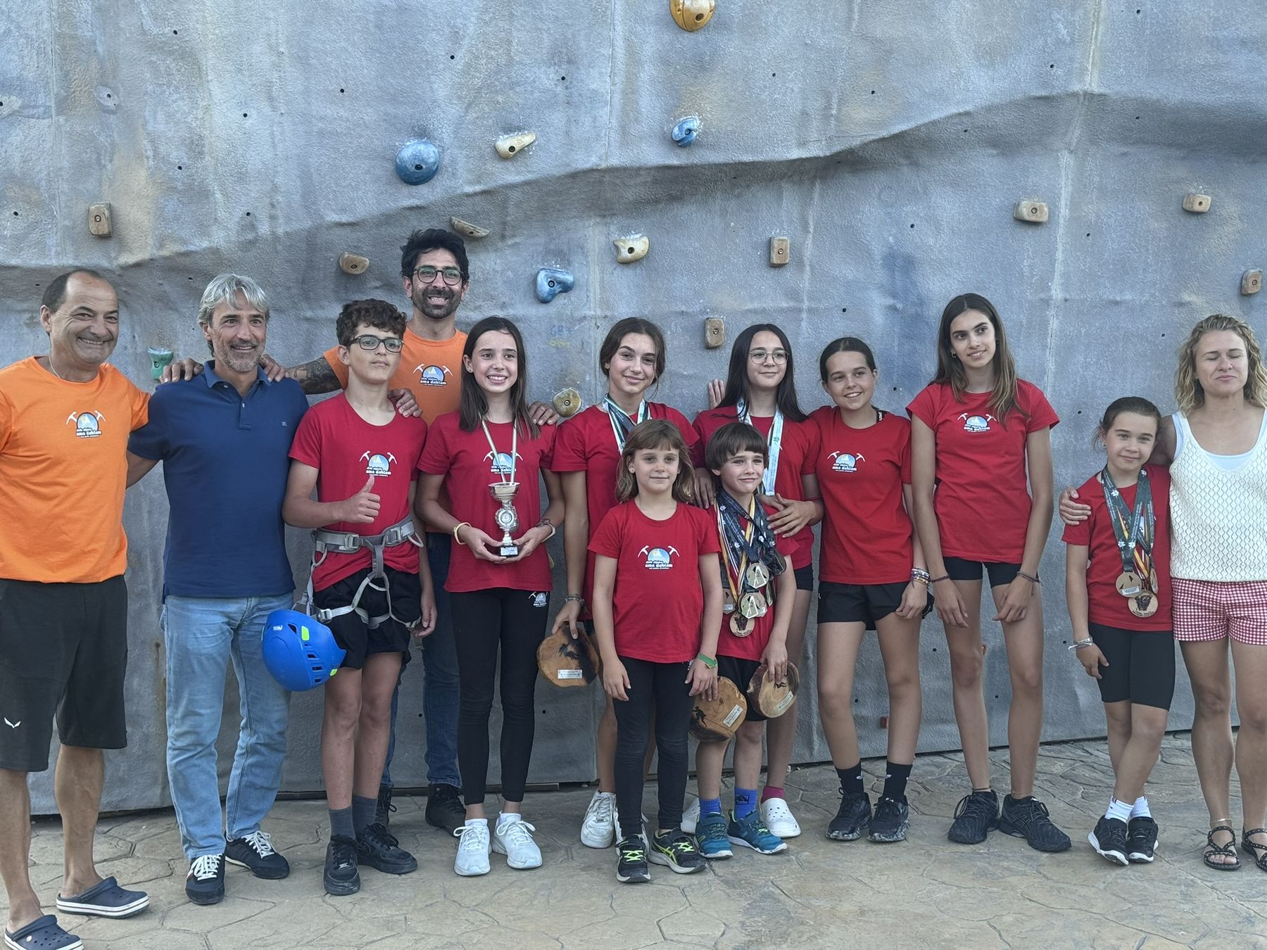 El equipo de escalada con sus técnicos en la presentación de 2024, delante del rocódromo