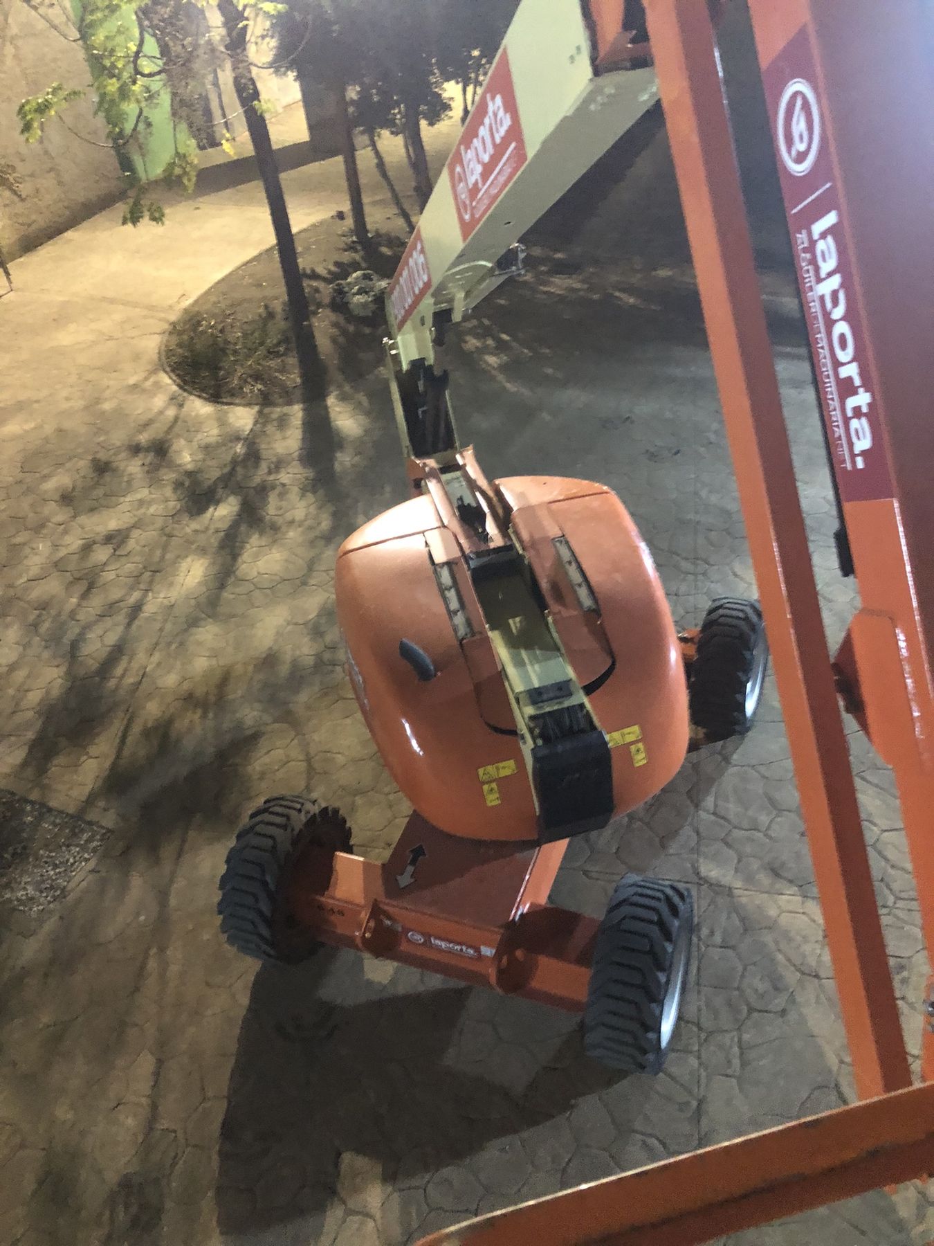 Plataforma elevadora preparada para trabajar en los muros