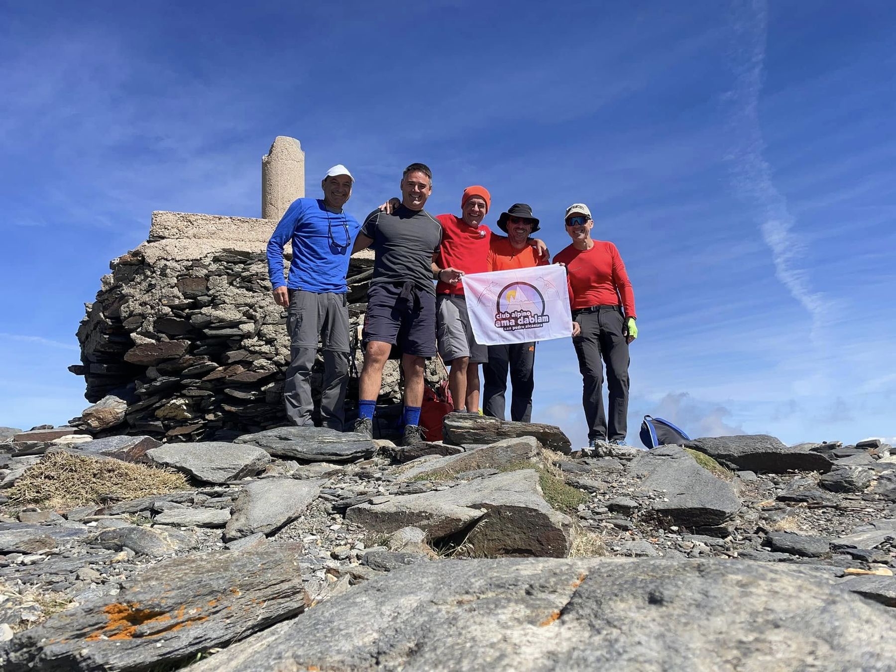 Grupo de socios en la cima del Chullo, en Sierra Nevada