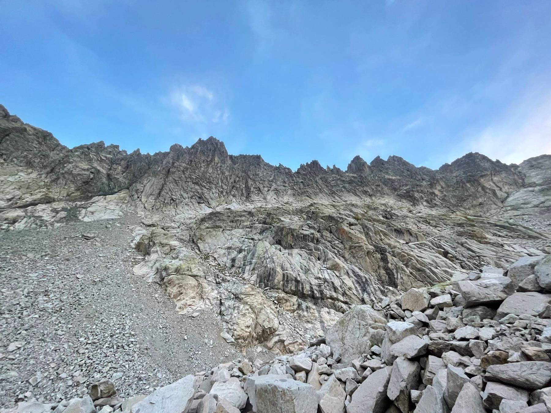 Circo de granito en la aproximación a la Cresta del Diablo