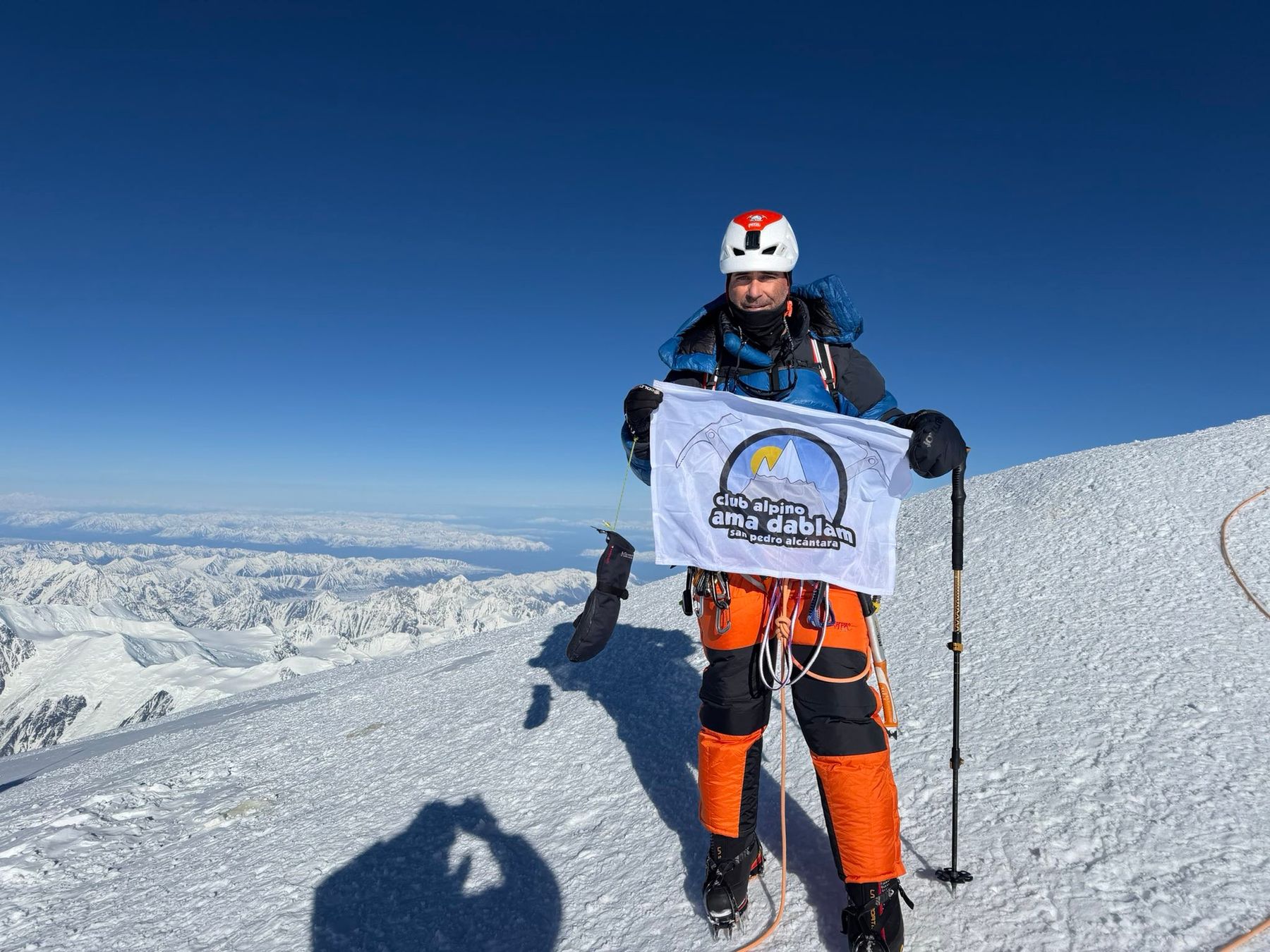 Manuel González (Lolo) en la cima del Denali con la bandera del Club Alpino Ama Dablam
