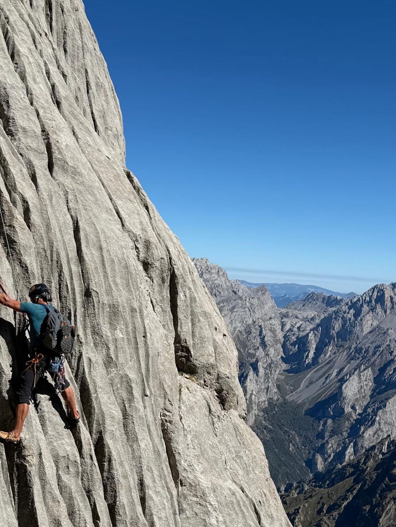 Socios del club escalando la pared del Naranjo de Bulnes