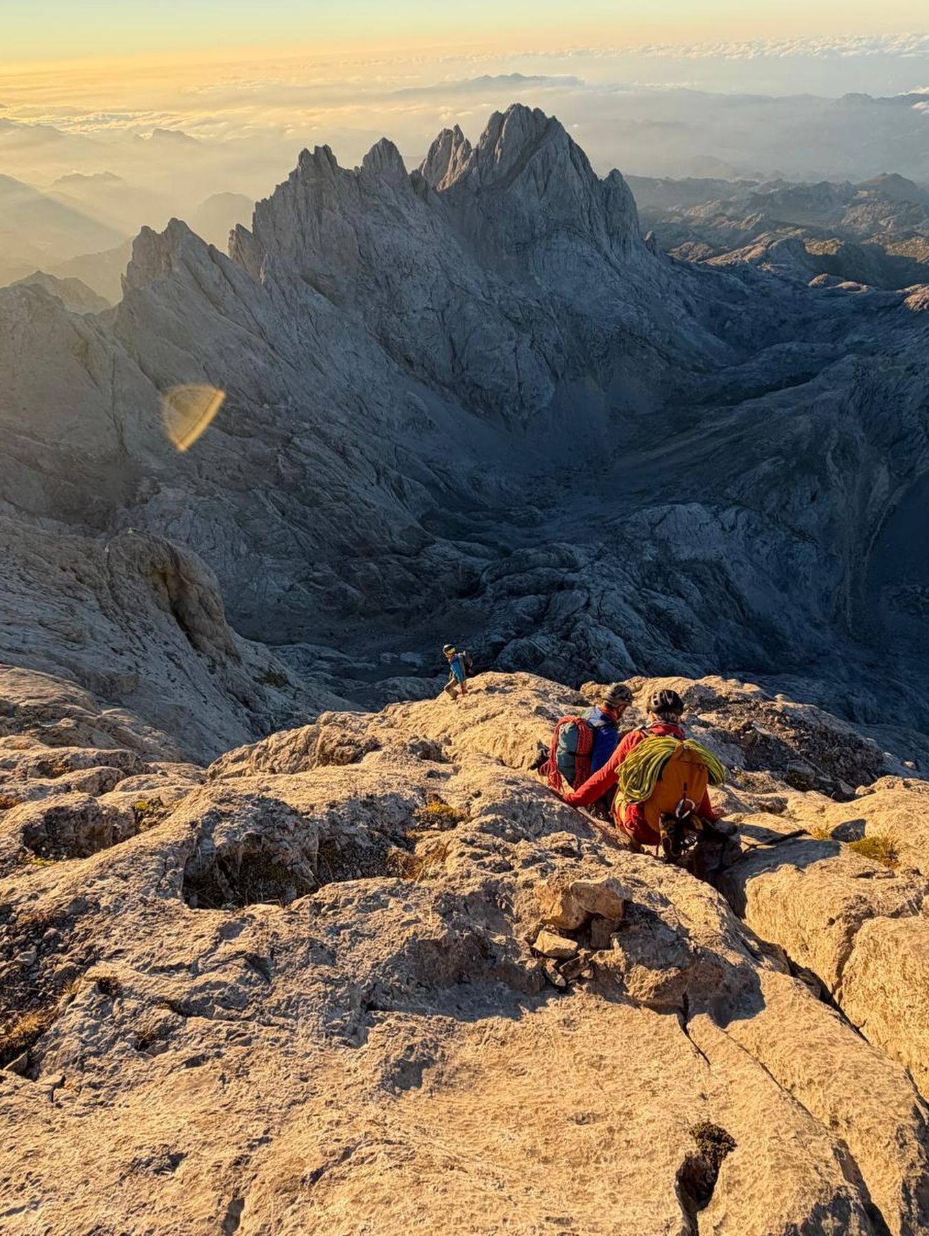 Escaladores del club en una cumbre de Picos de Europa al atardecer